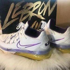 LIKE NEW LeBron XVII Low sz 9(men’s)
